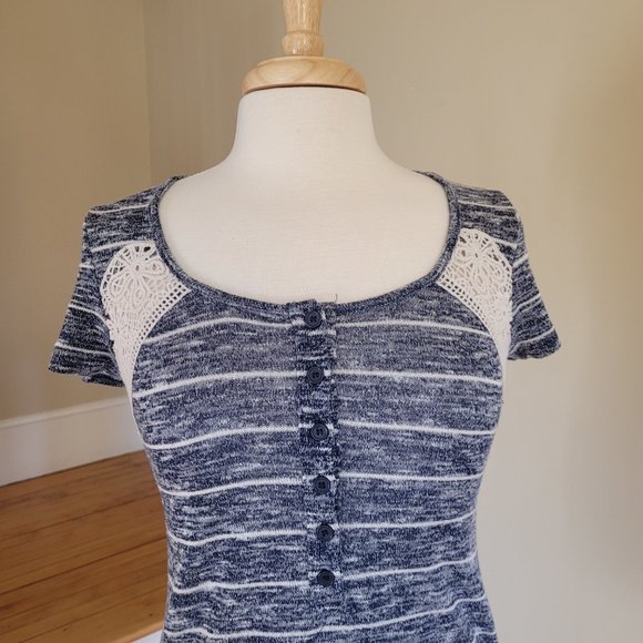 Crochet Detailed Short Sleeve Top By paper + tee. Size M - Picture 3 of 8